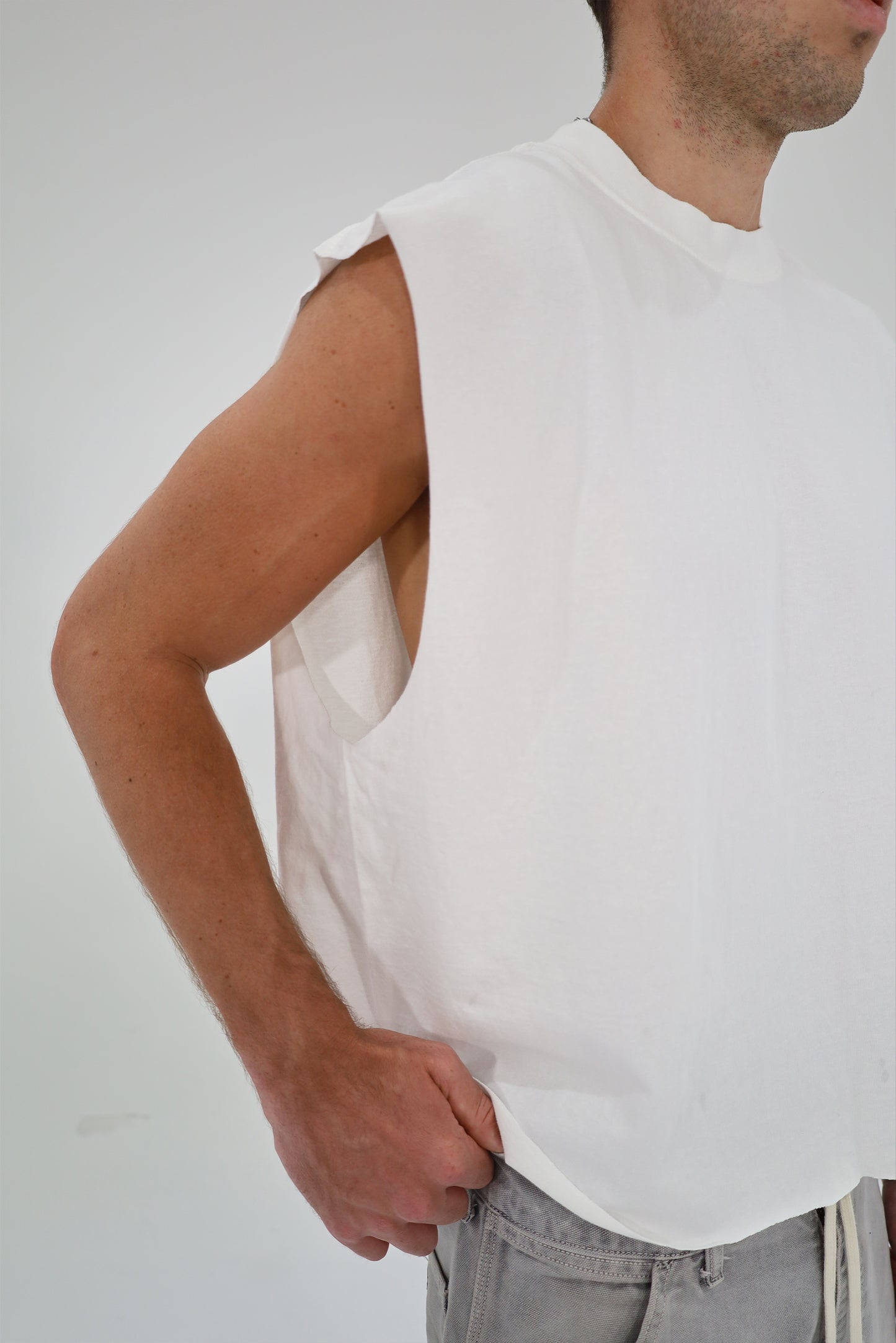 Cropped Muscle Shirt (White)