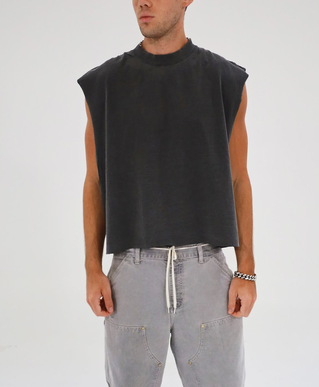 Cropped Muscle Shirt (Pepper)