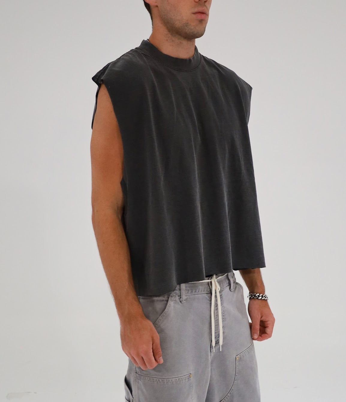 Cropped Muscle Shirt (Pepper)