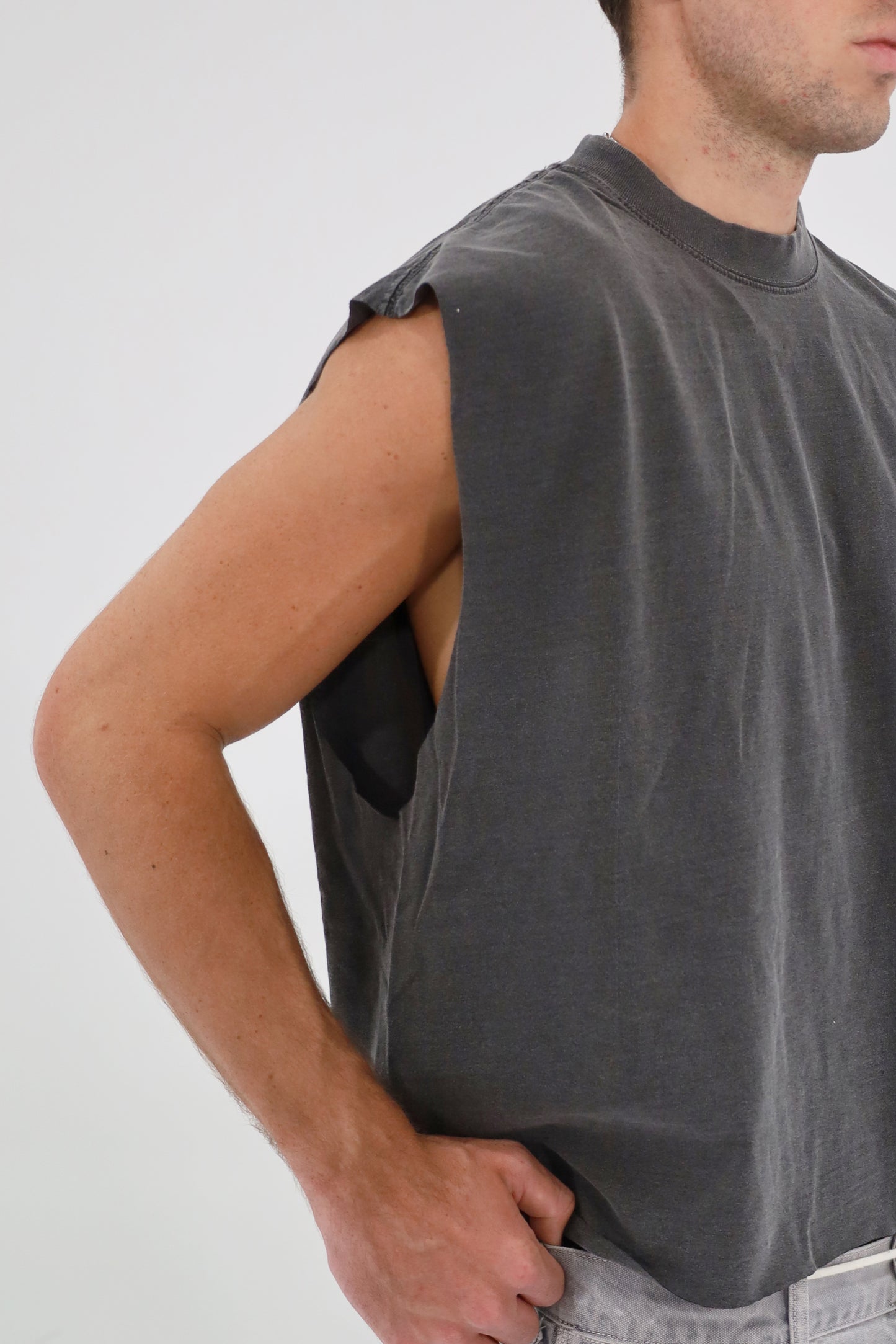 Cropped Muscle Shirt (Pepper)